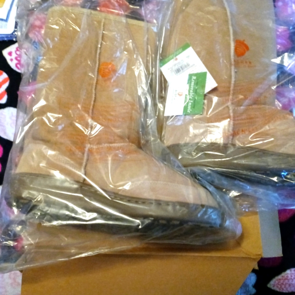 Brand new size 7 acorn boots comfortable warm removable insoles